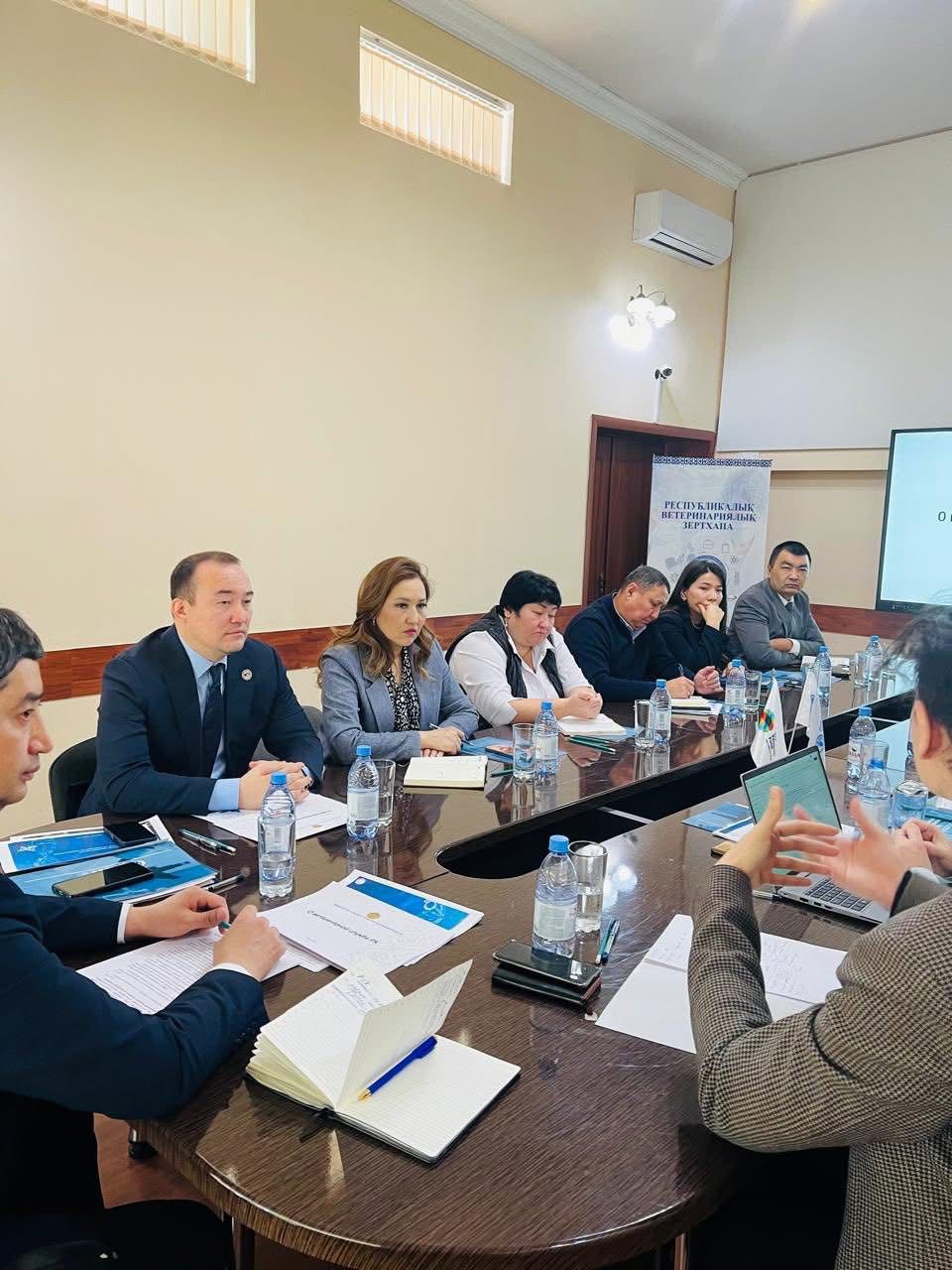 2026 жылғы 12 ақпанда ШЖҚ РМК «Республикалық ветеринариялық зертхана» базасында Біріккен Ұлттар Ұйымының Азық-түлік және ауыл шаруашылығы ұйымы (ФАО) өкілдерінің және ветеринариялық эпидемиология жөніндегі халықаралық кеңесші Хавьер Гуитианның Қазақстан Республикасы Ауыл шаруашылығы министрлігі Ветеринариялық бақылау және қадағалау комитетінің өкілдерімен жұмыс кездесуі өтті